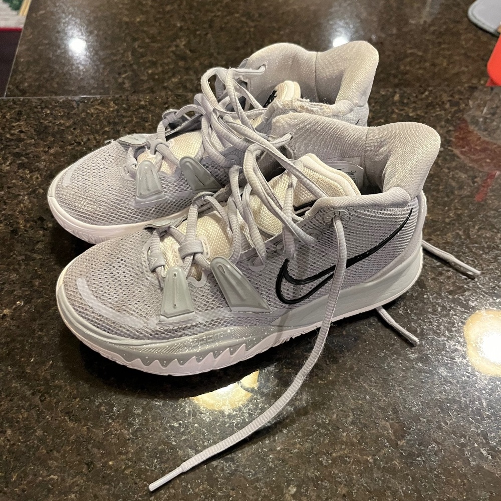 Kyrie Irving Basketball shoes size 4.5